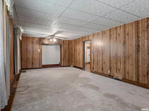 Living - 621 Wood Ave, Springfield, IL 62702 photo 2 of 3