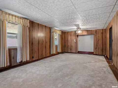Living - 621 Wood Ave, Springfield, IL 62702 photo 1 of 3