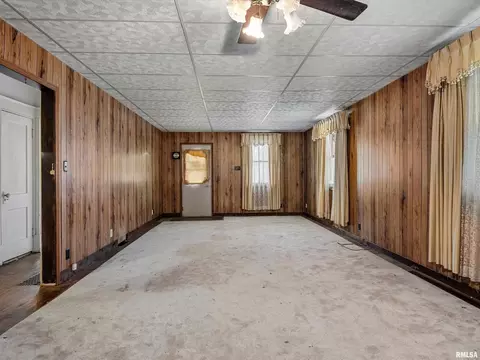 Living - 621 Wood Ave, Springfield, IL 62702 photo 3 of 3