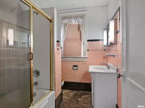 Bath - 621 Wood Ave, Springfield, IL 62702 photo 1 of 1