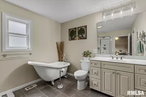 Bath - 11 Lansing Dr, Springfield, IL 62703 photo 1 of 3