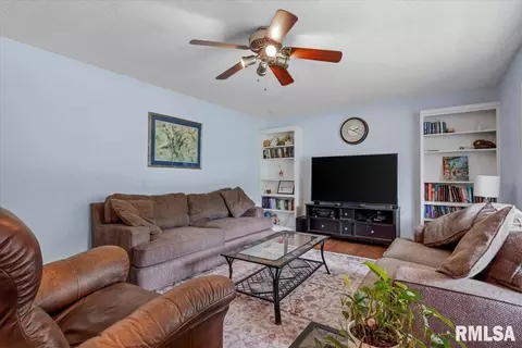 Living - 11 Lansing Dr, Springfield, IL 62703 photo 1 of 2
