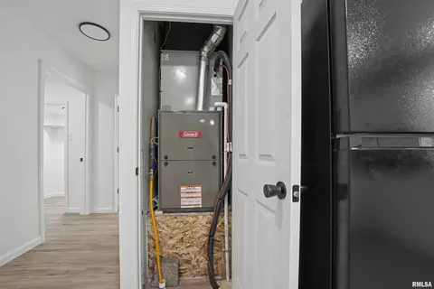 Entry Way - 709 S Kickapoo St, Lincoln, IL 62656 photo 3 of 3
