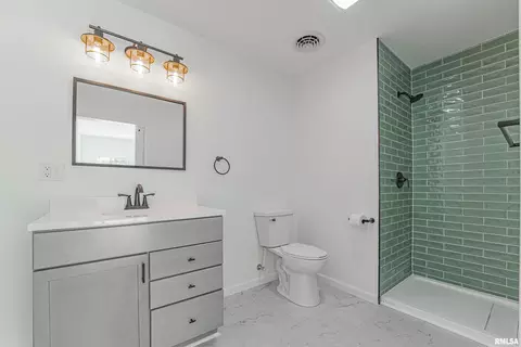 Bath - 709 S Kickapoo St, Lincoln, IL 62656 photo 1 of 3
