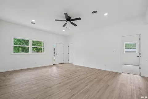 Living - 709 S Kickapoo St, Lincoln, IL 62656 photo 1 of 1
