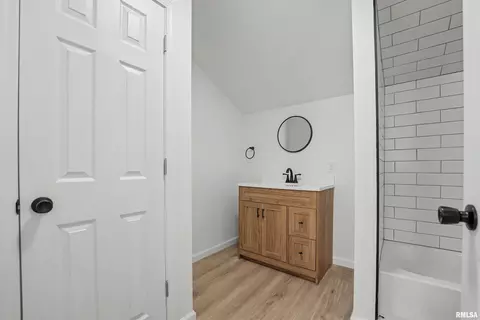 Bath - 709 S Kickapoo St, Lincoln, IL 62656 photo 2 of 3
