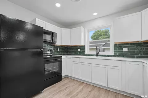 Kitchen - 709 S Kickapoo St, Lincoln, IL 62656 photo 2 of 3