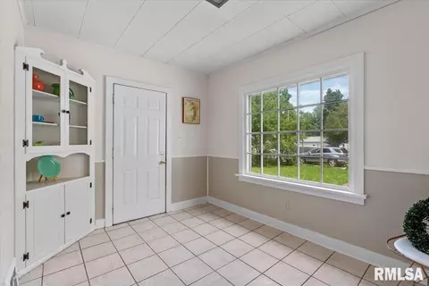 Entry Way - 2535 S 8th St, Springfield, IL 62703 photo 2 of 2
