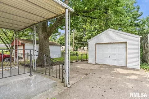 Exterior - 2535 S 8th St, Springfield, IL 62703 photo 3 of 5