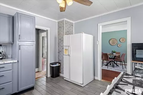 Kitchen - 831 Henrietta St, Springfield, IL 62704 photo 2 of 4