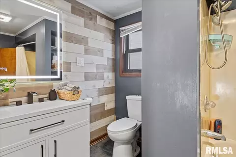 Bath - 831 Henrietta St, Springfield, IL 62704 photo 1 of 2