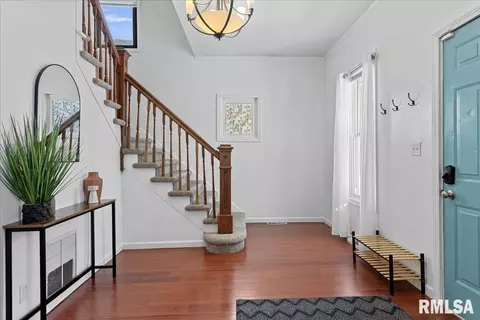 Entry Way - 831 Henrietta St, Springfield, IL 62704 photo 1 of 3