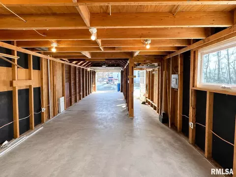 Entry Way - 831 Henrietta St, Springfield, IL 62704 photo 3 of 3