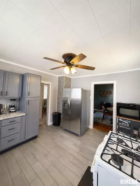 Kitchen - 831 Henrietta St, Springfield, IL 62704 photo 3 of 4