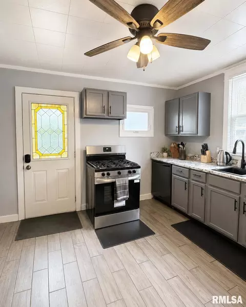 Kitchen - 831 Henrietta St, Springfield, IL 62704 photo 4 of 4