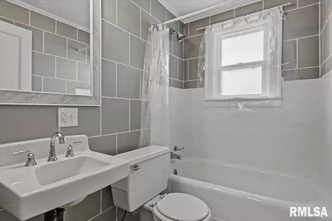 Bath - 1902 Dial Ct, Springfield, IL 62704 photo 1 of 2