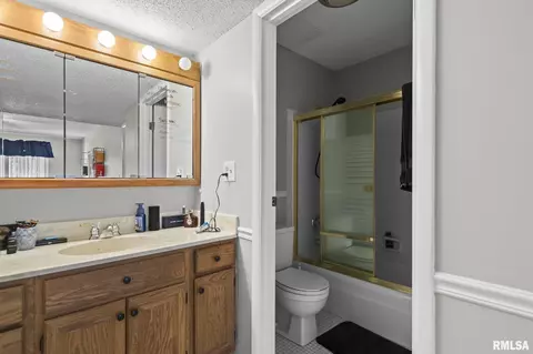Bath - 2650 Cooper Ave, Springfield, IL 62702 photo 3 of 3