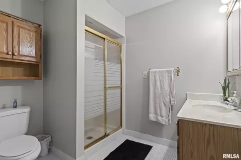 Bath - 2650 Cooper Ave, Springfield, IL 62702 photo 1 of 3