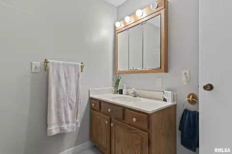 Bath - 2650 Cooper Ave, Springfield, IL 62702 photo 2 of 3