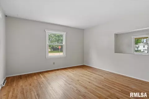 Living - 124 Nottingham Rd, Springfield, IL 62704 photo 1 of 4