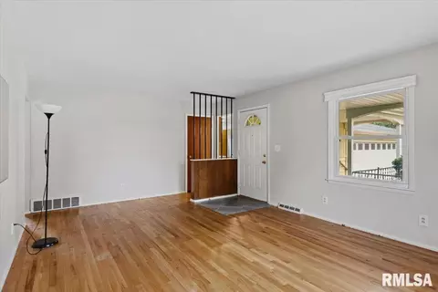 Living - 124 Nottingham Rd, Springfield, IL 62704 photo 3 of 4