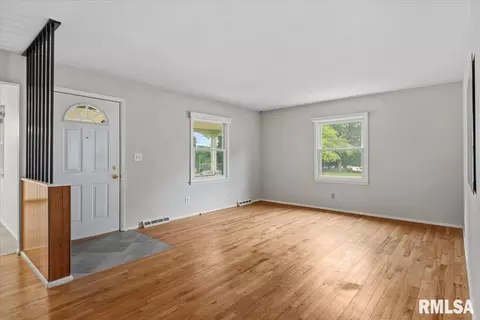 Living - 124 Nottingham Rd, Springfield, IL 62704 photo 2 of 4