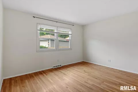 Bedroom - 124 Nottingham Rd, Springfield, IL 62704 photo 6 of 7