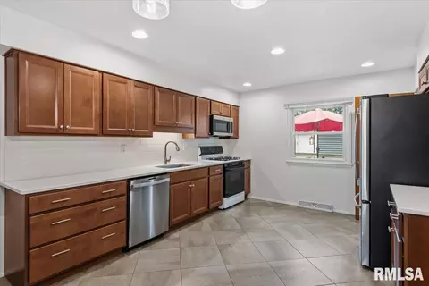 Kitchen - 124 Nottingham Rd, Springfield, IL 62704 photo 2 of 4