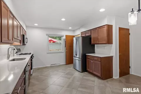 Kitchen - 124 Nottingham Rd, Springfield, IL 62704 photo 1 of 4