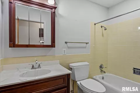 Bath - 124 Nottingham Rd, Springfield, IL 62704 photo 2 of 3