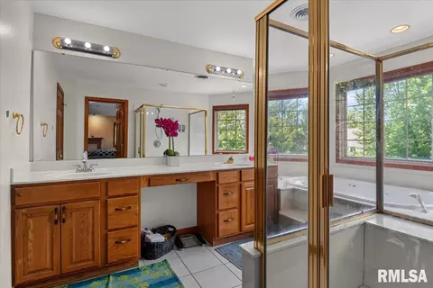 Bath - 2517 Dickens Dr, Springfield, IL 62711 photo 2 of 6