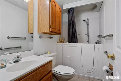 Bath - 2517 Dickens Dr, Springfield, IL 62711 photo 6 of 6