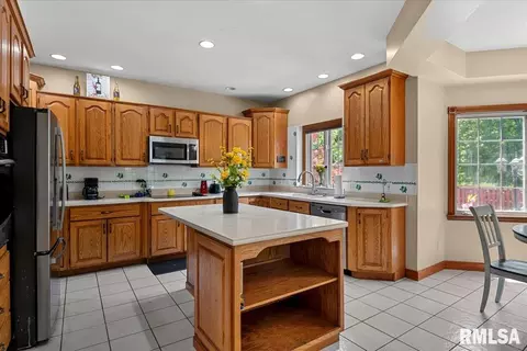 Kitchen - 2517 Dickens Dr, Springfield, IL 62711 photo 5 of 7