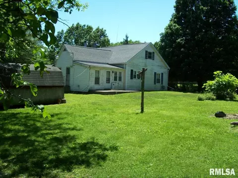 Exterior - 37 Lewis St, Winchester, IL 62694 photo 2 of 8