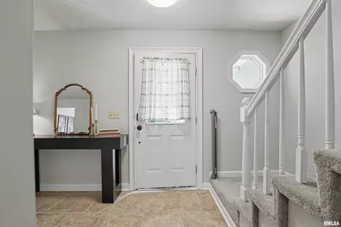 Entry Way - 416 S Maple Ave, Minier, IL 61759 photo 2 of 6