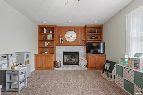 Living - 416 S Maple Ave, Minier, IL 61759 photo 3 of 3