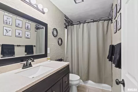 Bath - 2 Groton Dr, Springfield, IL 62702 photo 1 of 2