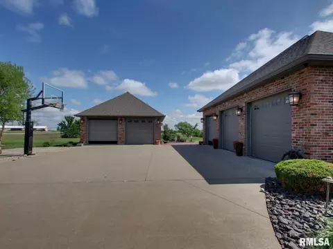 Exterior - 507 E High St, Mendon, IL 62351 photo 4 of 9