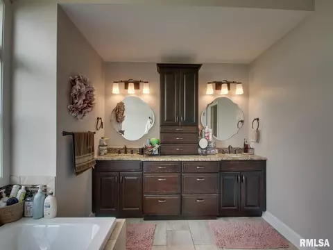 Bath - 507 E High St, Mendon, IL 62351 photo 2 of 5