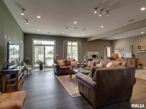 Living - 507 E High St, Mendon, IL 62351 photo 4 of 5