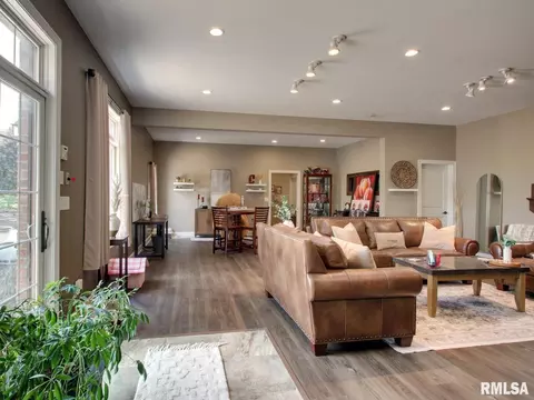 Living - 507 E High St, Mendon, IL 62351 photo 3 of 5