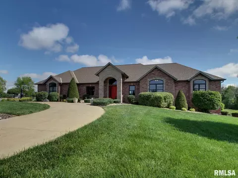 Exterior - 507 E High St, Mendon, IL 62351 photo 1 of 9