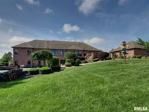 Exterior - 507 E High St, Mendon, IL 62351 photo 6 of 9