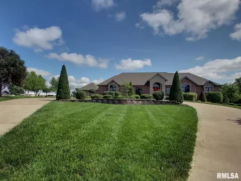 Exterior - 507 E High St, Mendon, IL 62351 photo 2 of 9