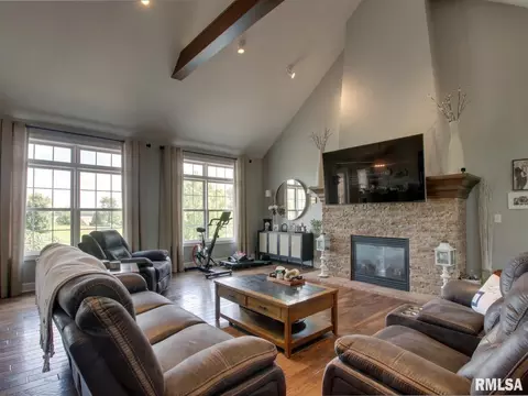 Living - 507 E High St, Mendon, IL 62351 photo 2 of 5