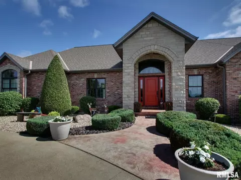Exterior - 507 E High St, Mendon, IL 62351 photo 3 of 9