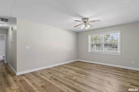 Living - 317 E Kimble St, Springfield, IL 62703 photo 1 of 4