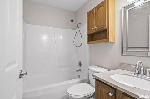 Bath - 317 E Kimble St, Springfield, IL 62703 photo 2 of 2