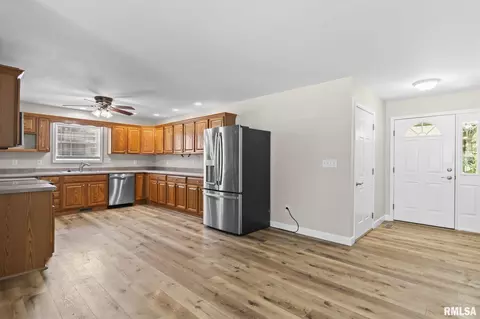 Entry Way - 317 E Kimble St, Springfield, IL 62703 photo 1 of 3