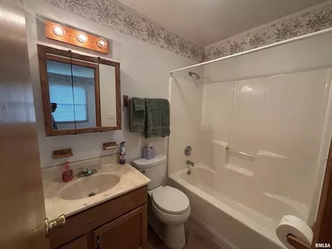 Bath - 2905 Rend Dr, Springfield, IL 62707 photo 1 of 3